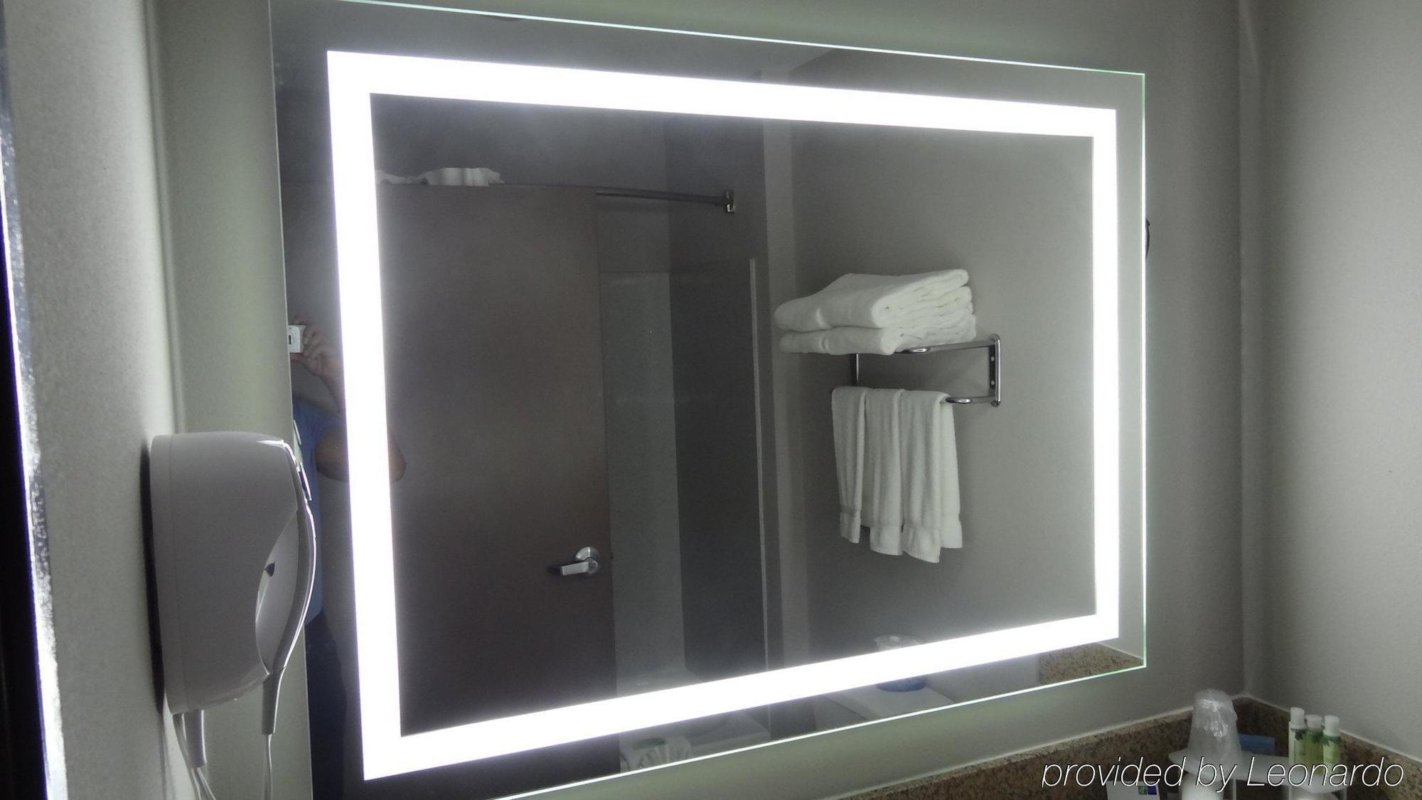 Holiday Inn Express Hotel Kansas City - Bonner Springs By Ihg Экстерьер фото