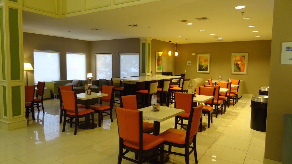 Holiday Inn Express Hotel Kansas City - Bonner Springs By Ihg Экстерьер фото