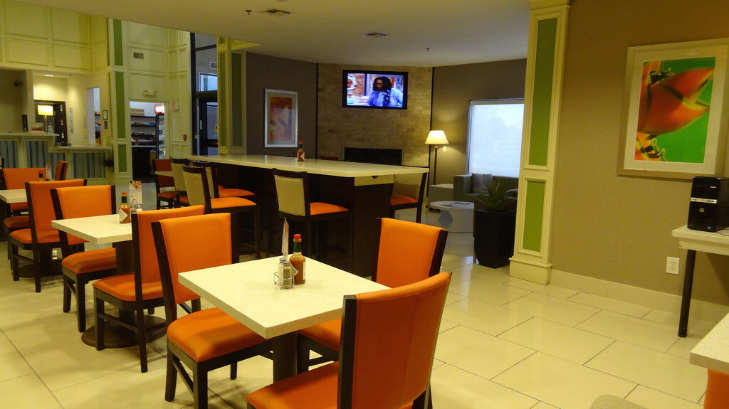 Holiday Inn Express Hotel Kansas City - Bonner Springs By Ihg Экстерьер фото